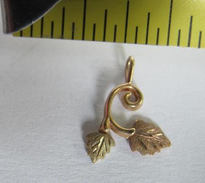 10K Gold Vintage 1970s Leaf Shaped Pendant