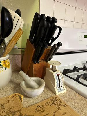 CUTLERY SET IN A BLOCK, KITCHEN UTENSILS, UTAH WOODEN CUTTING BOARD