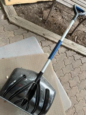 Suncast Snow Shovel