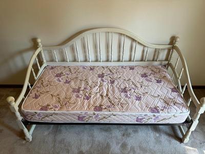 TRUNDLE TWIN SIZE DAYBED