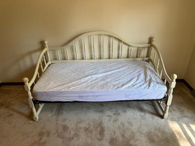 TRUNDLE TWIN SIZE DAYBED