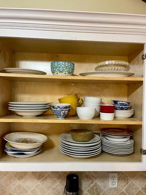 Cabinet 2 plates and bowls