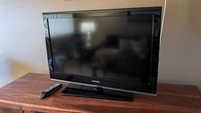 Samsung 37" TV w/ HDTV Antenna