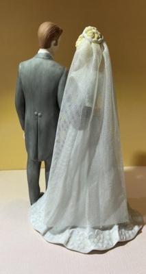 Enesco 1984 Treasured Memories "Special Day" Bride & Groom 7.5" Tall ~ Wedding Cake Topper w/Lace in VG Preowned...