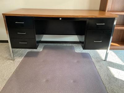 Metal desk in great shape