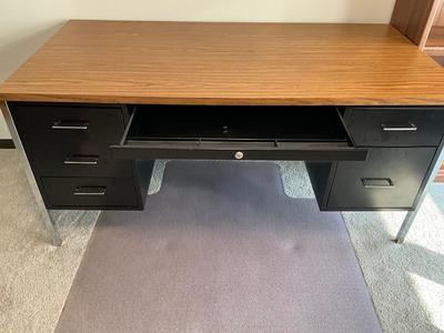 Metal desk in great shape