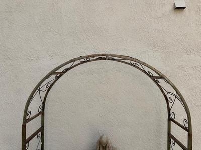 METAL ARCHED ARBOR