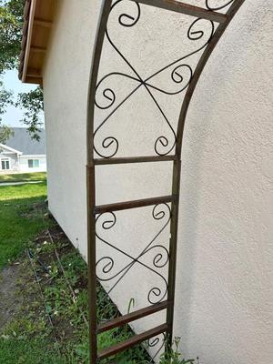METAL ARCHED ARBOR