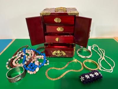 Jewelry box and jewelry
