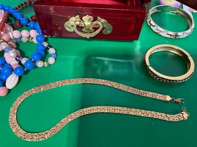 Jewelry box and jewelry