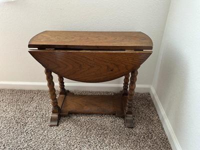 SIDE TABLE AND TABLE LAMP