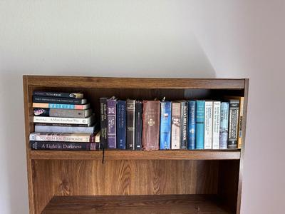 AN ASSORTMENT OF BOOKS (5)