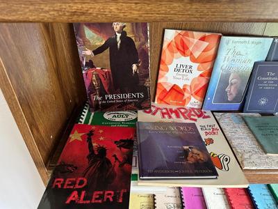 AN ASSORTMENT OF BOOKS (7)