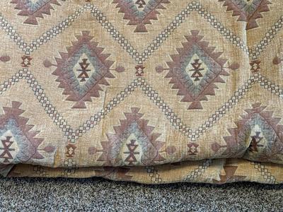 THICK QUEEN SIZE COMFORTER AND PILLOW SHAMS