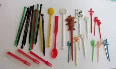 Lot of Vintage Plastic Swizzle Sticks/Stirrers