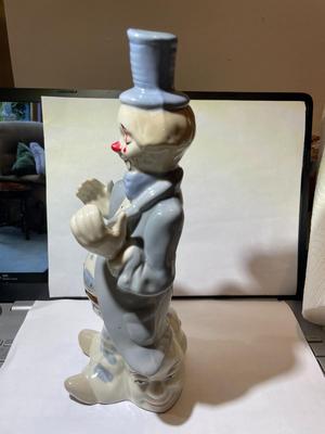 Vintage Mid-Century Modern Toma Imports Ceramic/Porcelain Clown Figurine 10.5" Tall in VG Preowned Condition.