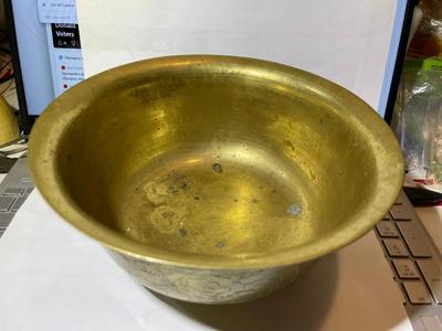 Vintage/Antique Chinese Etched Brass Serving Bowl 8" Diameter & 4" Tall in Good Condition Needs Cleaning/Polishing.