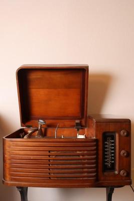 Antique Philco Phonograph/Radio (See Description)