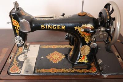 SINGER Sewing Machine with Table (See Description)