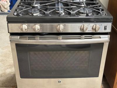 LIKE NEW GE GAS RANGE
