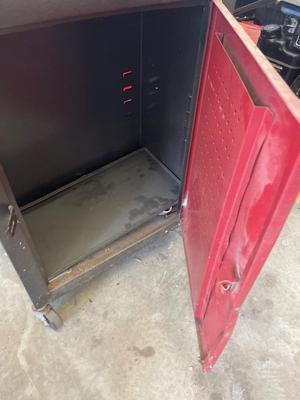 Z53-Small tool chest with flat of Tools
