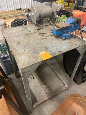 Z82-Work space with grinder and vice