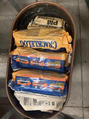 Z83-Metal tub with lid and fire logs, wood