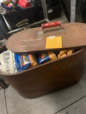 Z83-Metal tub with lid and fire logs, wood