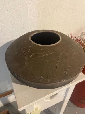 D4-Small table and vase/pot