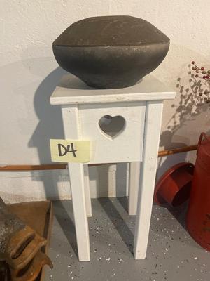 D4-Small table and vase/pot