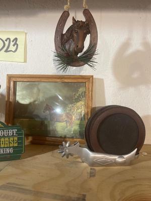 D23-Horse decor and wind up metal horse