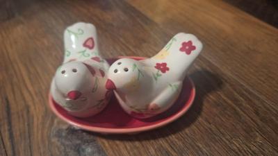 Cracker barrel love birds salt and pepper shakers