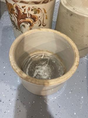 D29-Jugs and small crock