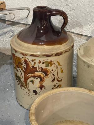 D29-Jugs and small crock