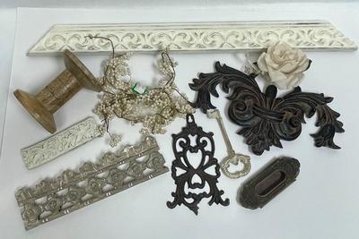 Miscellaneous decorative pieces, wood and medals