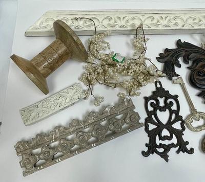 Miscellaneous decorative pieces, wood and medals