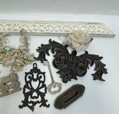 Miscellaneous decorative pieces, wood and medals