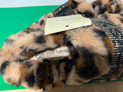 Daisy Fuentes Faux slippers size 7