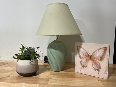 Table lamp with decor