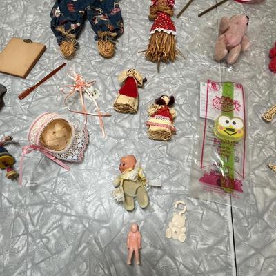 Lot of dolls & decor