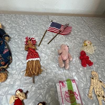Lot of dolls & decor