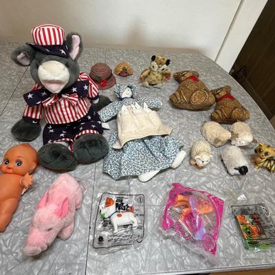Lot of plush items