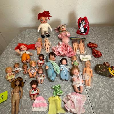 Lot of plastic dolls & other