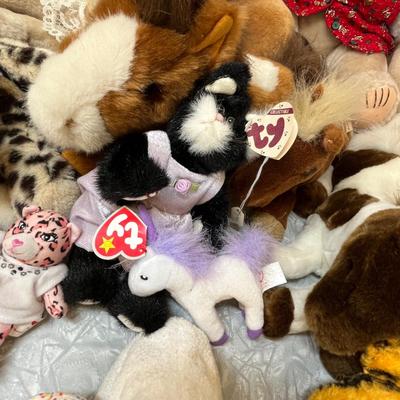 Big lot of stuffed animals