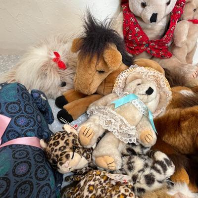 Big lot of stuffed animals