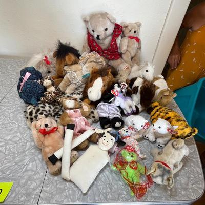 Big lot of stuffed animals