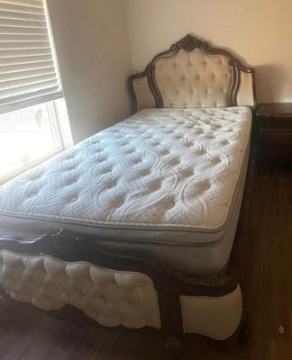 Lot 14: Queen Bed