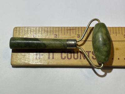 Vintage Jade/Jadeite Cosmetic Face Roller in VG Preowned Condition.