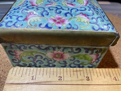 Chinese Republic Period Famille Verte Porcelain 1-Time Hinged Lidded Trinket Box w/Many Stress Cracks as Pictured.