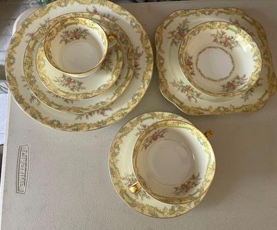 Noritake 3914 Lilac Japan china set in very good condition